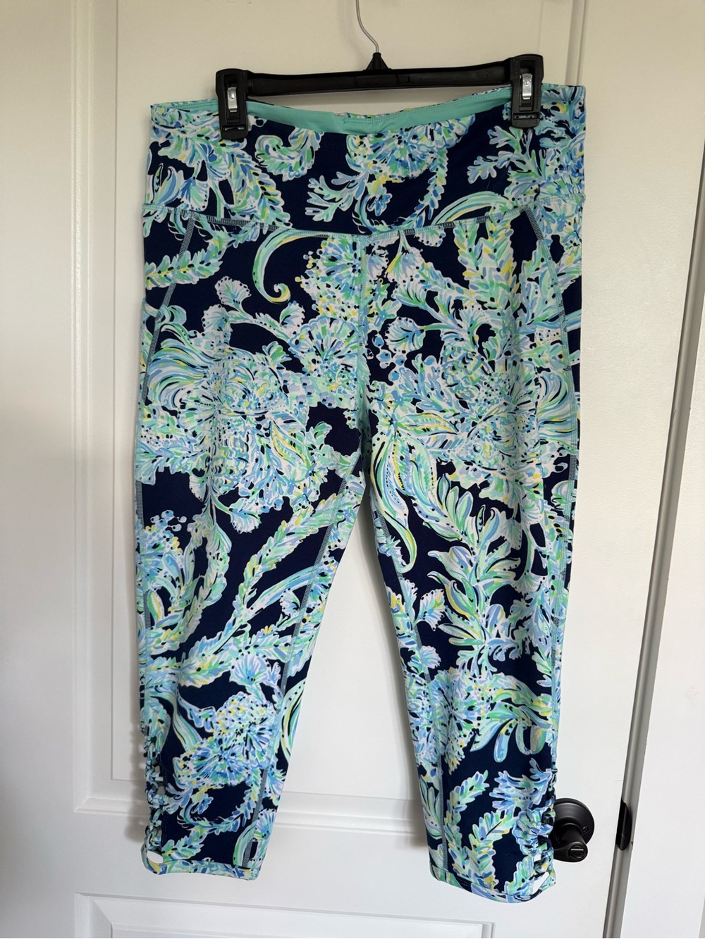 Lilly Pulitzer Lux 21" Weekender High Rise Crop Leggings Scuba Doo lattice XL